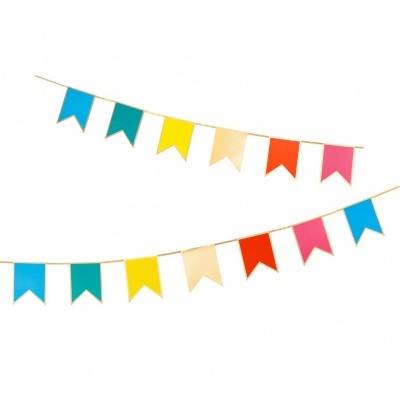 Guirlandas coloridas com bandeirinhas de tecido em várias cores.