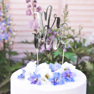 Topo de bolo branco com flores e topper metálico com texto Mr & Mrs