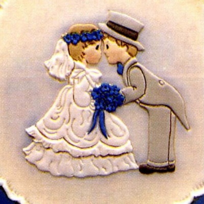 Figura decorativa em relevo de noivos