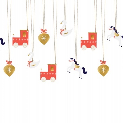 Enfeites de Natal pendurados em fundo branco