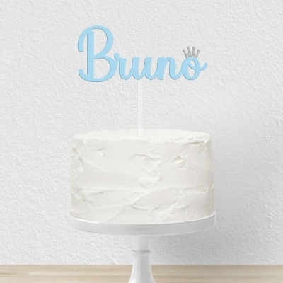 Bolo branco com tampa de bolo azul claro escrito Bruno