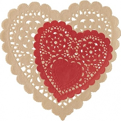 Guarda-napo de coração rendado vermelho e bege