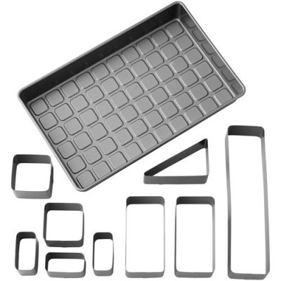 Tabuleiro cinza com padrão quadrado e cortadores metálicos para massa