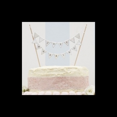 Bolo de casamento com decoração em tecido rosa e plaquinhas com texto 'JUST MARRIED'