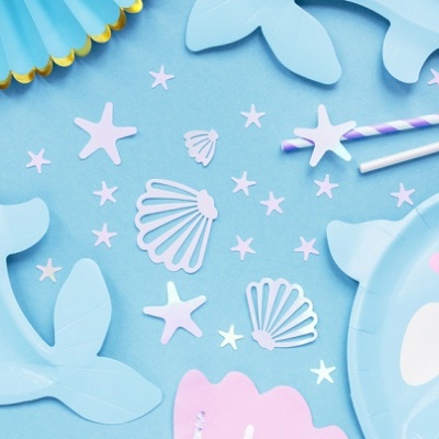 Conjunto de pratos e decoração azul e rosa com tema oceano