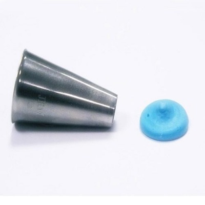 Bico de confeitar metálico e forma azul sobre fundo branco