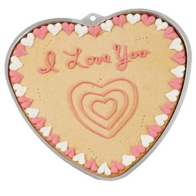 Bolo em forma de coração decorado com glacê rosa e branco com texto 'I Love You'