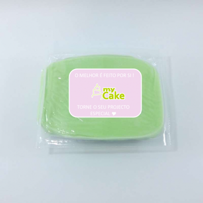 Massa de açúcar verde clara em embalagem plástica com etiqueta rosa myCake