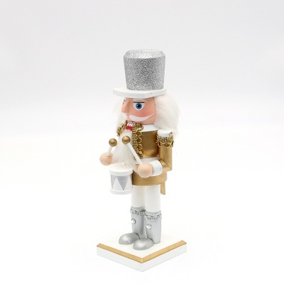 Boneco quebra-nozes branco, dourado e prata com tambor