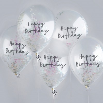 Cinco balões transparentes com texto Happy Birthday e confetes coloridos
