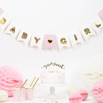 Decoração de festa baby girl com bandeirolas, copos, bolo e bolas de papel