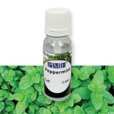 Frasco pequeno de essência de hortelã com rótulo PME Peppermint sobre folhas de hortelã verde.