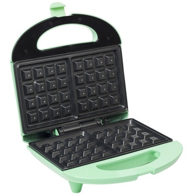 Máquina de waffles verde com placas pretas abertas