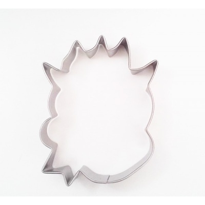 Forma metálica prateada para cortar massa com formato pontiagudo sobre fundo branco