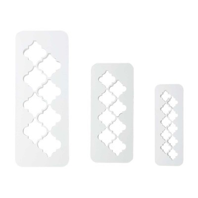 Conjunto de moldes decorativos retangulares brancos com recortes em padrão geométrico