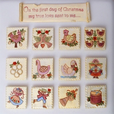 Azulejos decorativos com desenhos natalícios e texto em inglês