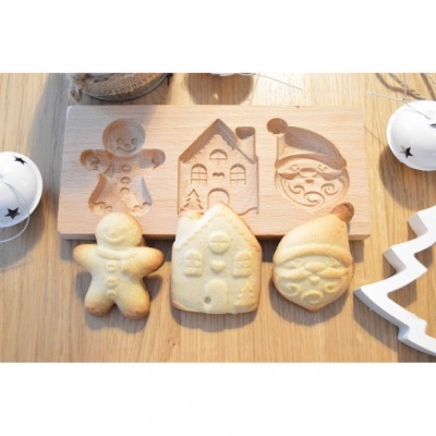 Tabuleiro de madeira com formas para biscoitos de Natal e biscoitos moldados