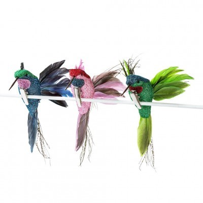 Três pássaros decorativos coloridos com penas em suporte branco