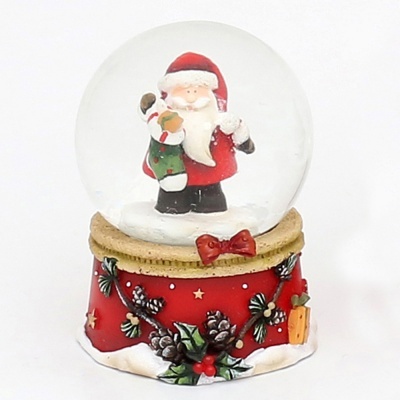 Globo de neve com Pai Natal e base vermelha decorada com pinhas e azevinho