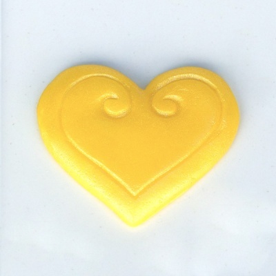 Coração amarelo decorativo sobre fundo branco