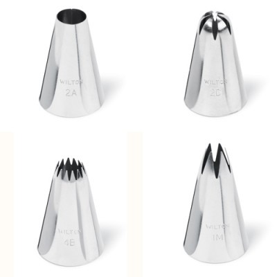 Quatro bicos para saco de pasteleiro em aço inoxidável com diferentes desenhos e inscrições.