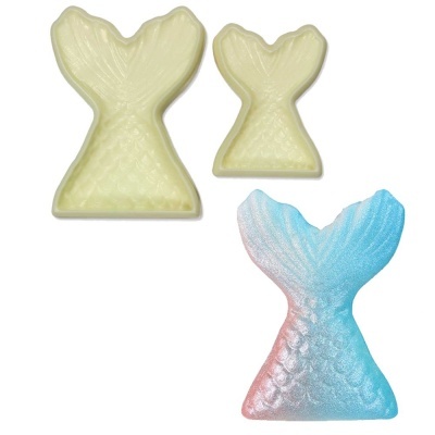 Três moldes em forma de cauda de sereia de plástico amarelo, azul e rosa.