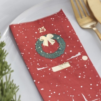 Guardanapo vermelho com coroa de Natal e número 25