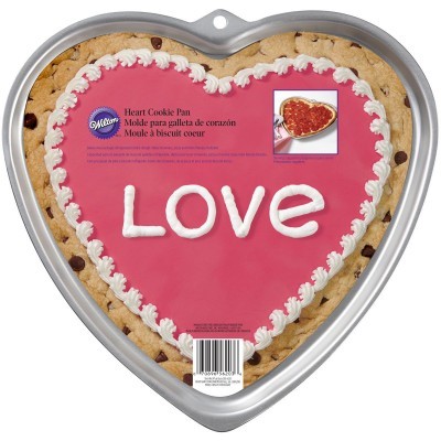 Forma de bolo coração com cookie de chocolate e embalagem rosa com texto e palavra LOVE