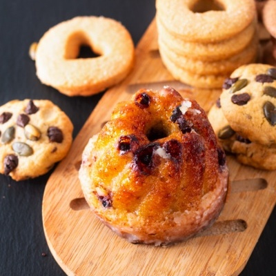 Bolos e biscoitos variados numa tábua de madeira