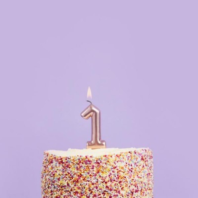 Bolo decorado com vela número 1 acesa