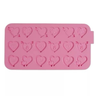 Forma de silicone rosa com cavidades em forma de corações e silhuetas
