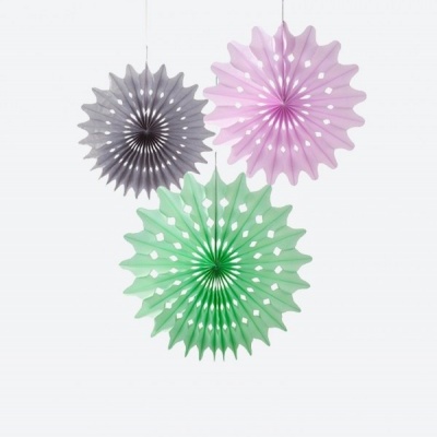 Decorações penduradas em papel em forma de leque circular com recortes em coração nas cores cinza, rosa e verde