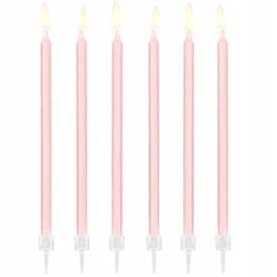 Seis velas cor-de-rosa acesas com bases brancas