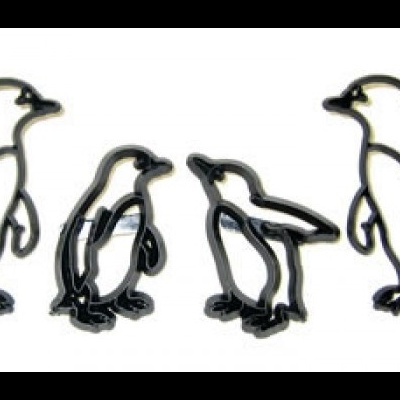 Clipes de papel pretos em forma de pinguins em vários tamanhos sobre fundo branco