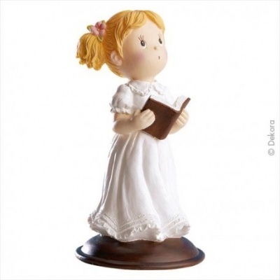 Estatueta decorativa de menina com vestido branco e livro sobre base castanha