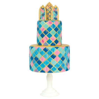 Bolo decorado em azul, rosa e dourado com suporte branco