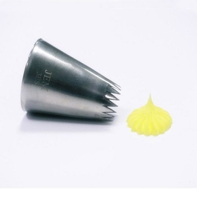 Bico de confeiteiro metálico com creme amarelo