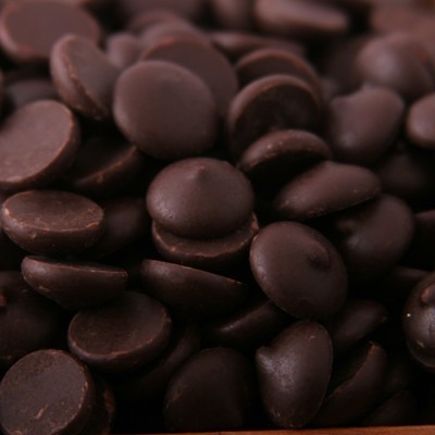 Gotas de chocolate preto em destaque