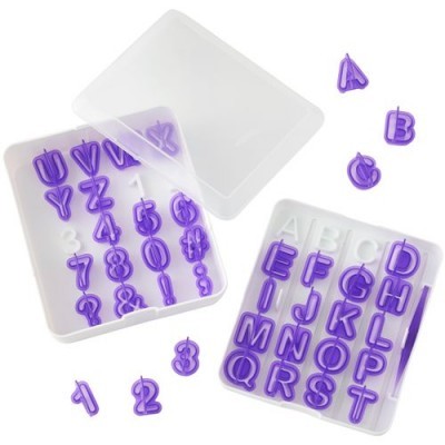 Moldes de silicone roxos em forma de números e letras maiúsculas com caixas plásticas