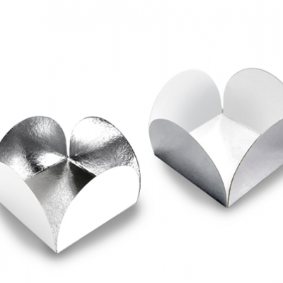 Dois recipientes pequenos quadrados, um interior prateado e outro branco