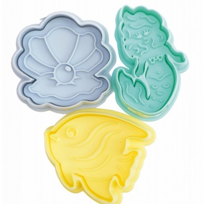 Três moldes de silicone coloridos com formas de concha, sereia e peixe