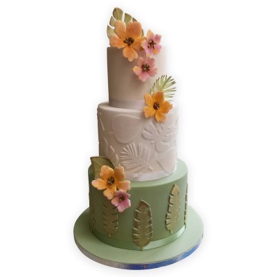 Bolo de três andares decorado com flores e folhas em cores creme e verde