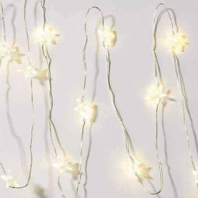 Cordão de luzes com flores brancas iluminadas