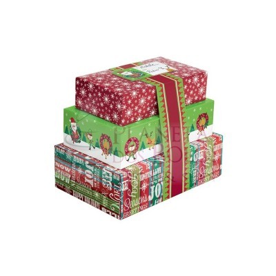 Três caixas de presente de Natal empilhadas com padrões coloridos e fita decorativa.