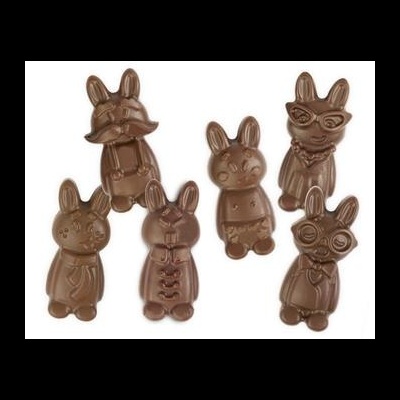 Seis figuras de coelhos de chocolate castanho sobre fundo branco