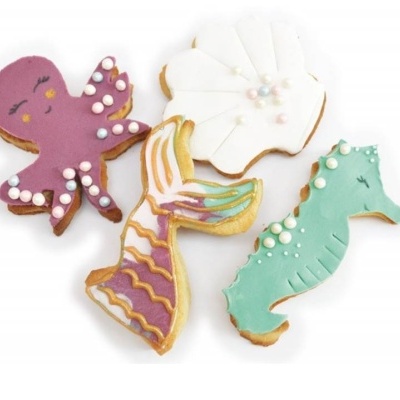 Bolachas decoradas com temas do mar em glacê colorido