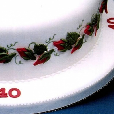 Prato branco decorado com flores vermelhas e verdes e número 40 em vermelho no bordo