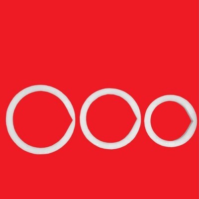 Três argolas brancas de diferentes tamanhos sobre fundo vermelho