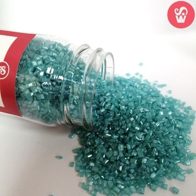 Frasco com pequenas pérolas azul-turquesa espalhadas