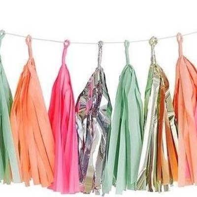 Guirlanda colorida com franjas de papel